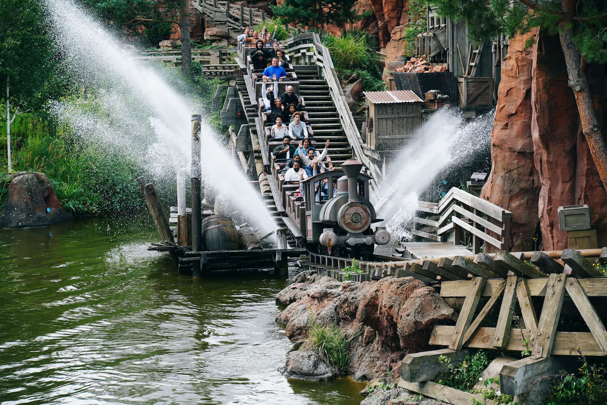Американские горки Big Thunder Mountain в парижском Диснейленде, фото Caspi Tours