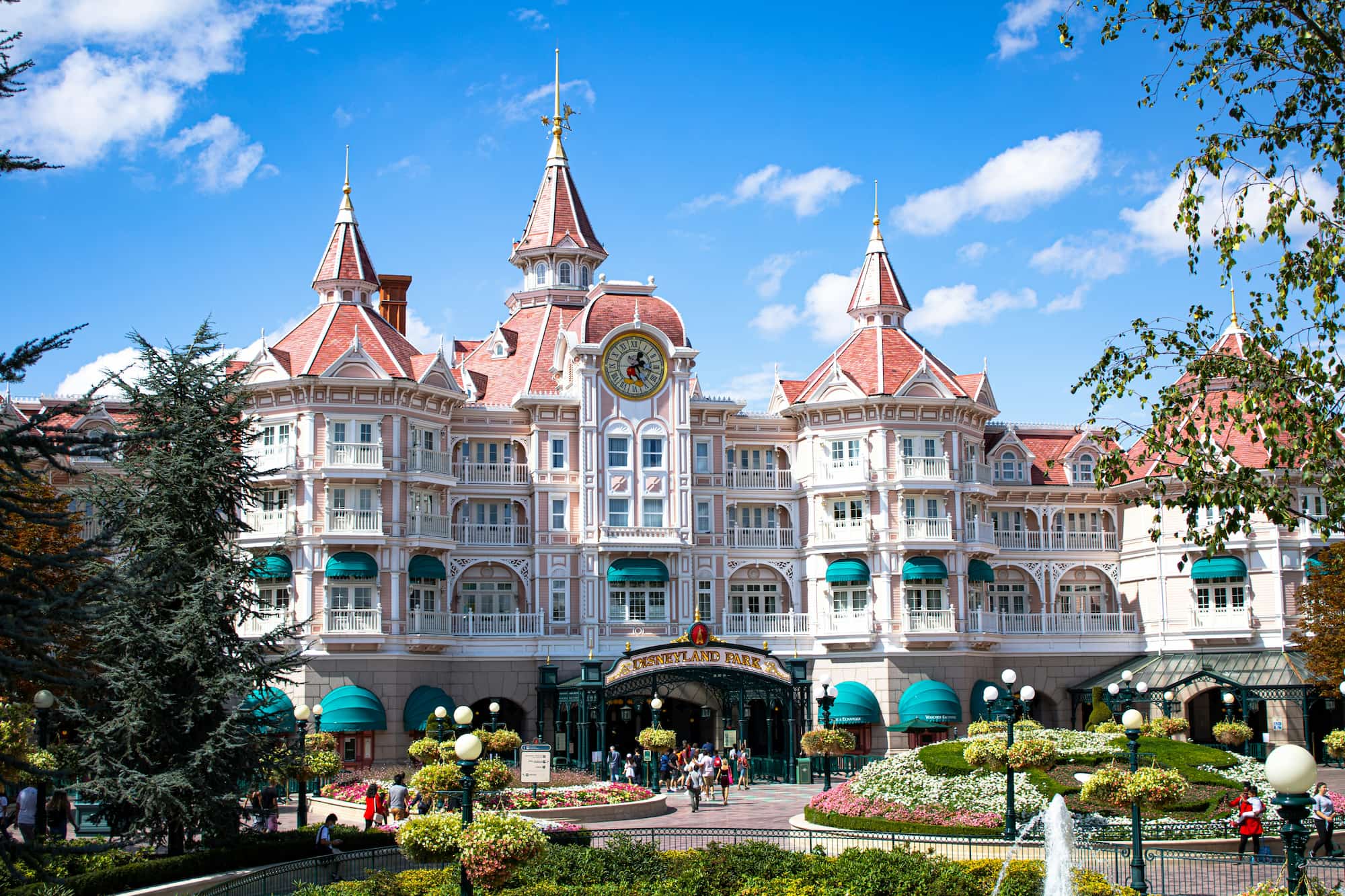 Disneyland Hotel и вход в Disneyland Park под Парижем, фото Caspi Tours