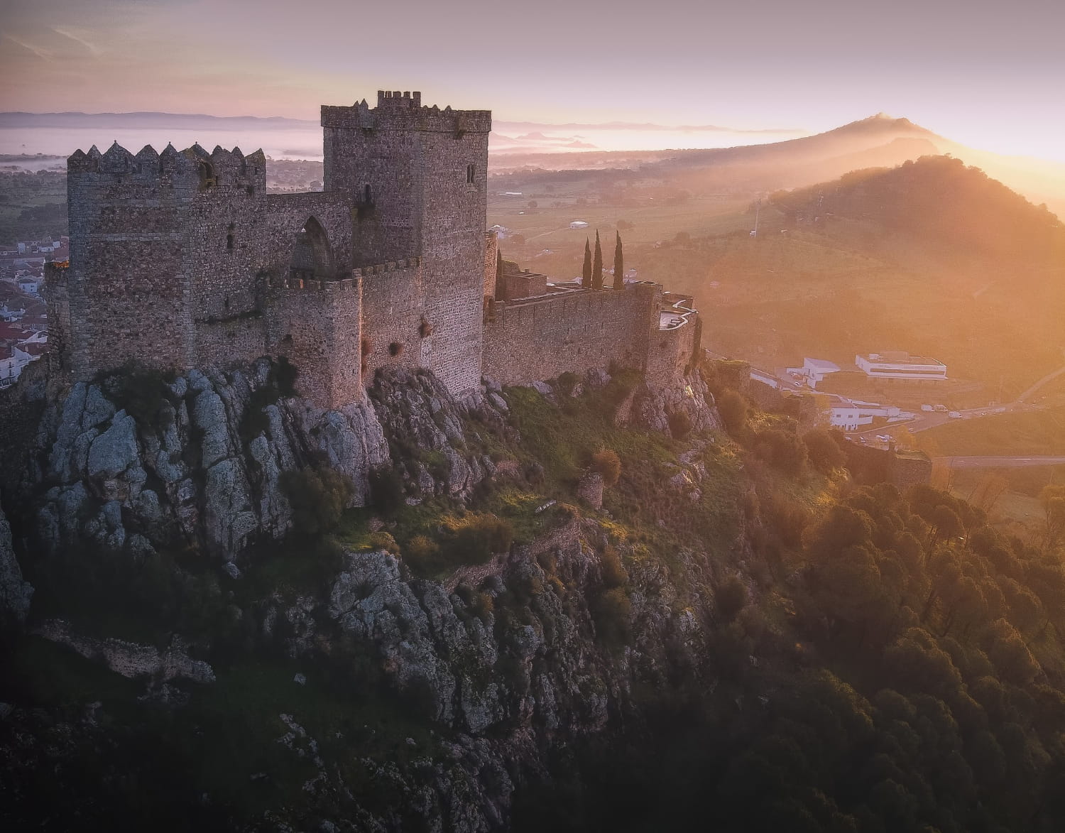 Средневековый замок на скале на рассвете, фото Caspi Tours