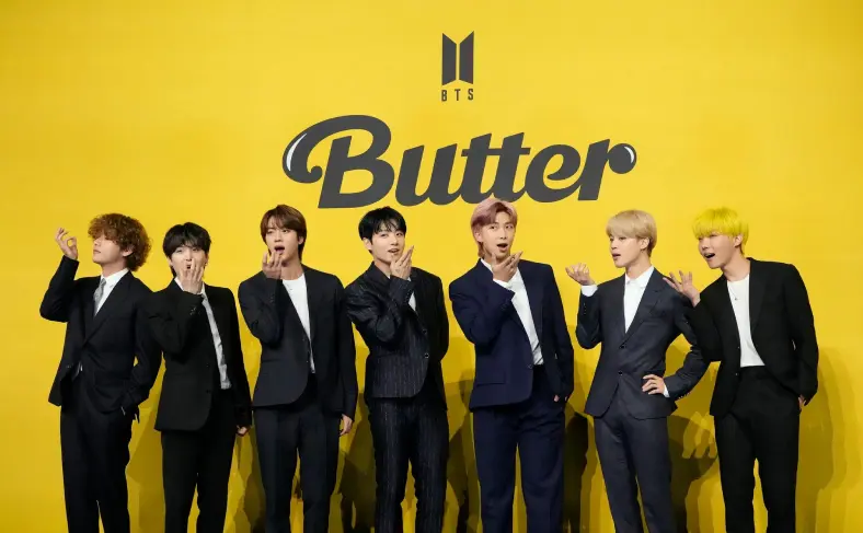 На изображении, известная музыкальная корейская группа BTS, Южная Корея – культура и технологии