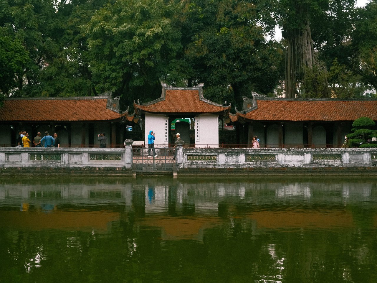 Храм Литературы и его отражение в пруду в Ханое, фото Dang Hong