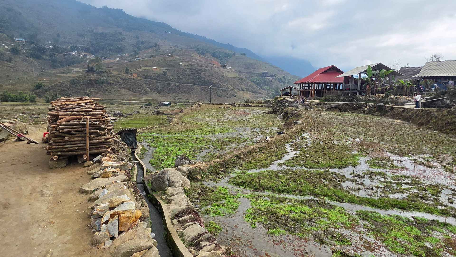 Сельская дорога среди гор и рисовых полей Сапы, фото Caspi Tours
