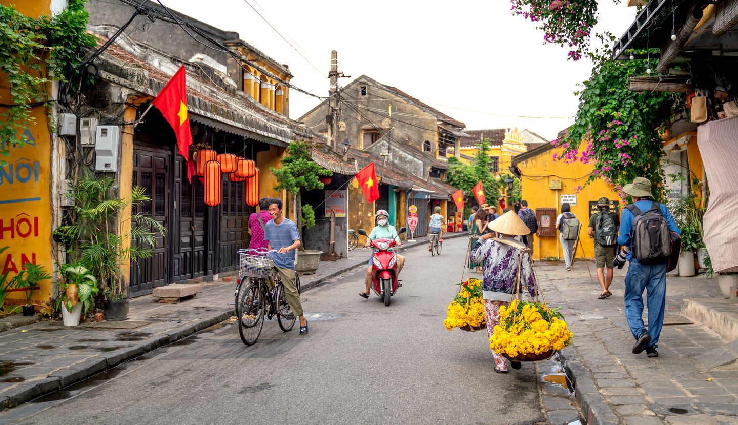 Улица Старого города Хойана с фонарями и желтыми домами, фото Quang Nguyen Vinh