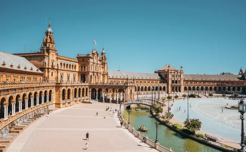 На изображении, знаменитая Plaza de España в Севеллии, Испания фото